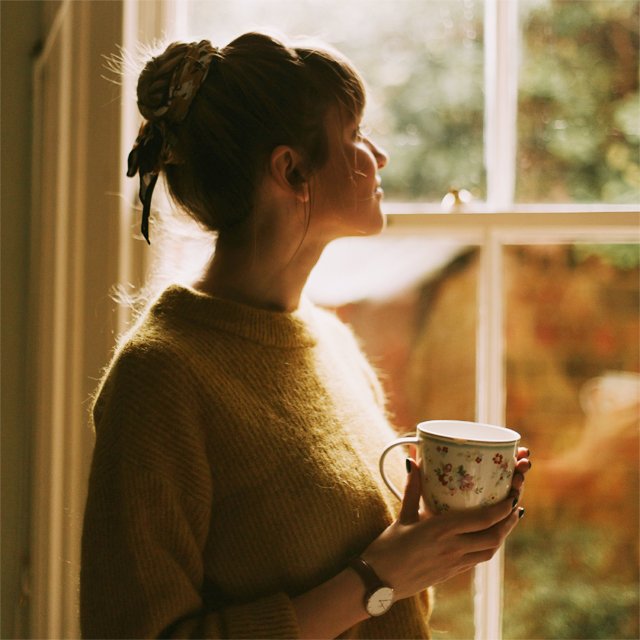 Frau am Fenster